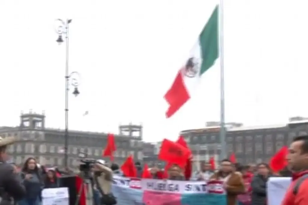 Imagen Protestan integrantes del Sindicato de Bachilleres frente a Palacio Nacional