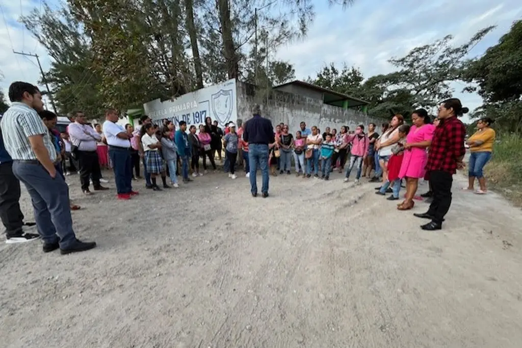 Imagen En esta escuela de Veracruz, ponen hasta el guardia de seguridad a dar clases 