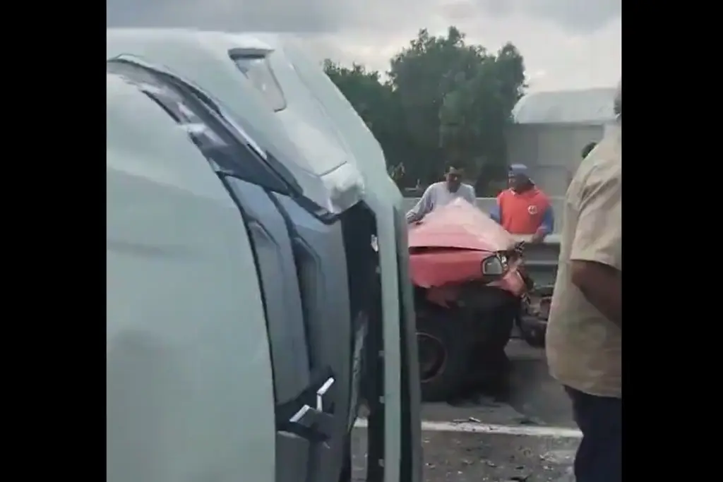Imagen Tráiler embiste a vehículos en carretera; hay heridos graves