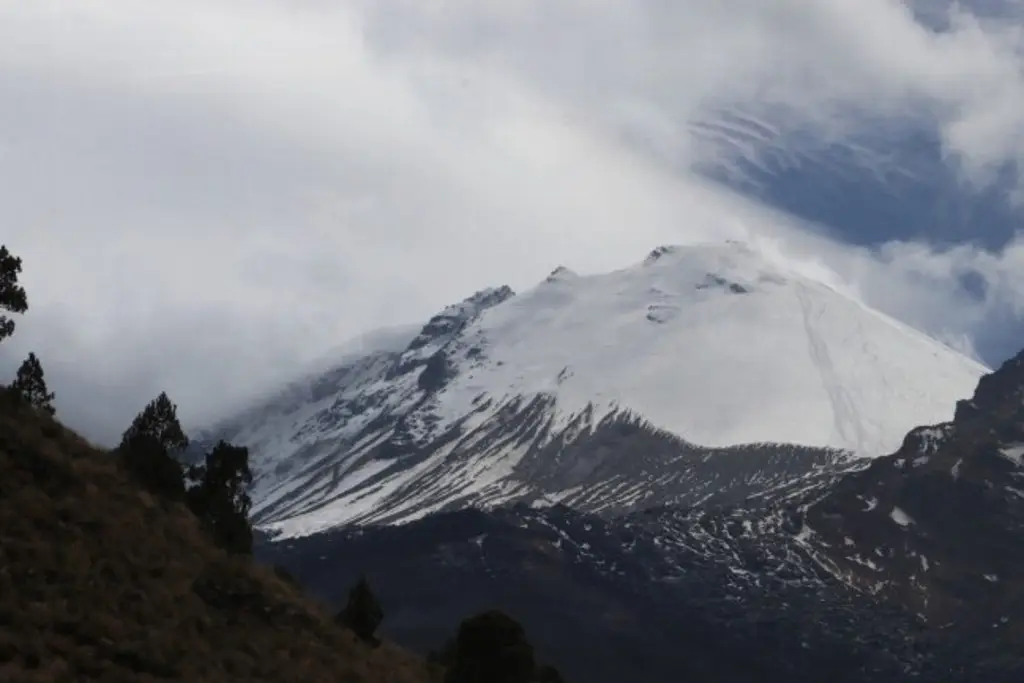 Imagen Celebran nevada en el Pico de Orizaba: atrae turismo y se recupera el manto freático