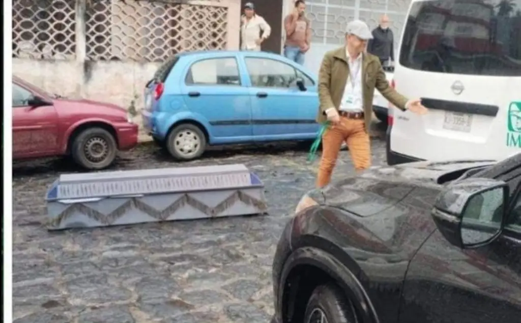 Imagen Ataúd cae de vehículo en plena vía pública 