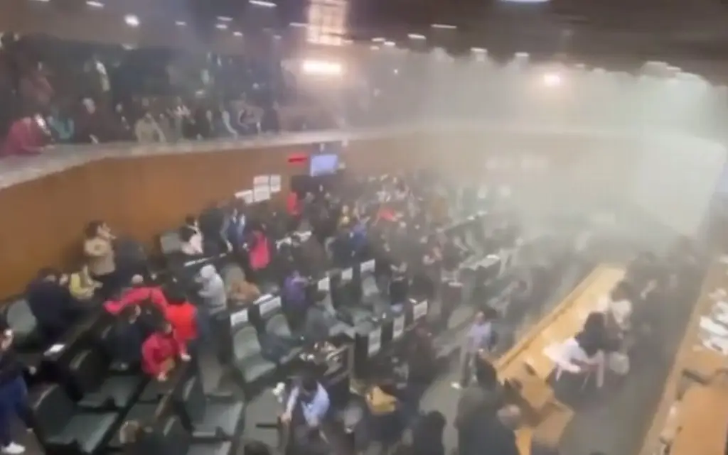 Imagen Irrumpen en Congreso de Nuevo León durante sesión para nombrar a gobernador interino