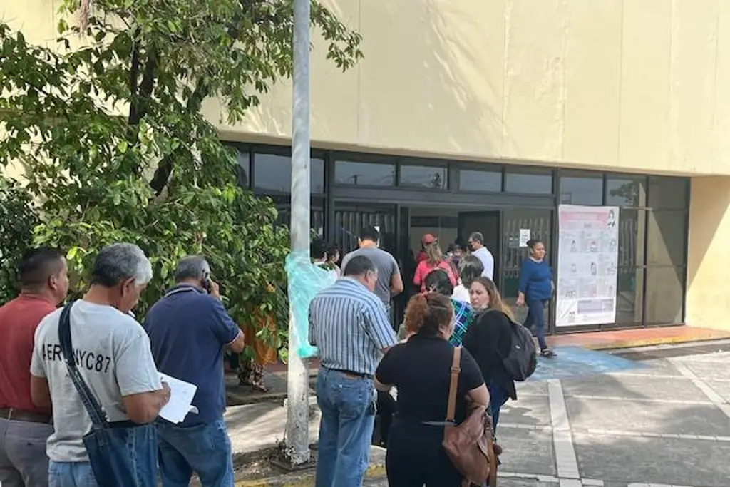 Imagen Largas filas en IMSS de Diaz Mirón de Veracruz por esta razón 