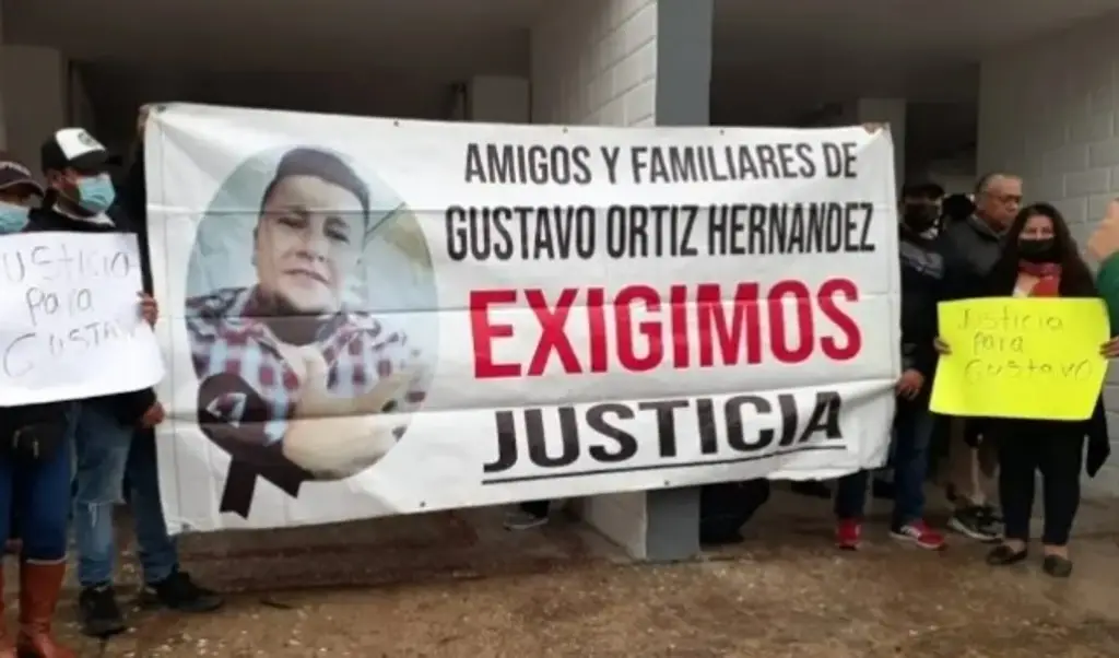 Imagen Exigen justicia por muerte de Gustavo Ortiz en Cuartel San José, en Xalapa