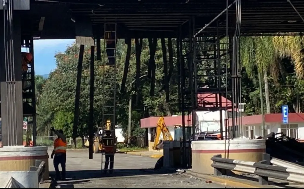 Imagen Arranca desmantelamiento de fachada de la Caseta de Fortín, Veracruz 