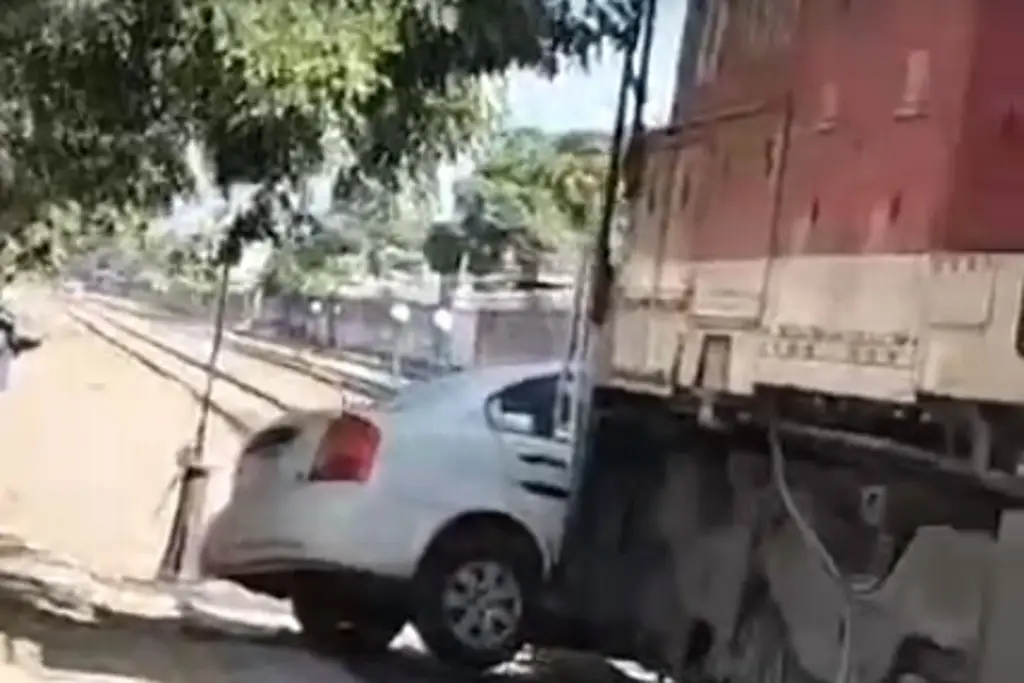 Tren se lleva a automóvil en Veracruz
