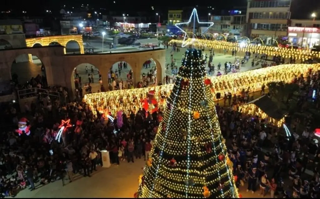 Imagen Así encendieron el árbol de Navidad en Agua Dulce, Veracruz 