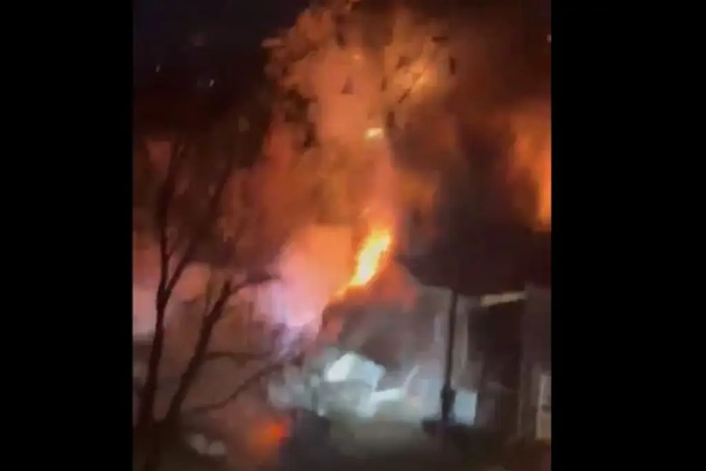 Imagen Impresionante explosión de casa en Arlington durante cateo de la Policía (+Video)