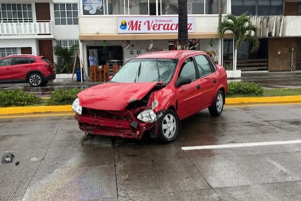 Imagen Derrapa en pleno bulevar Ávila Camacho y así dejo su automóvil 