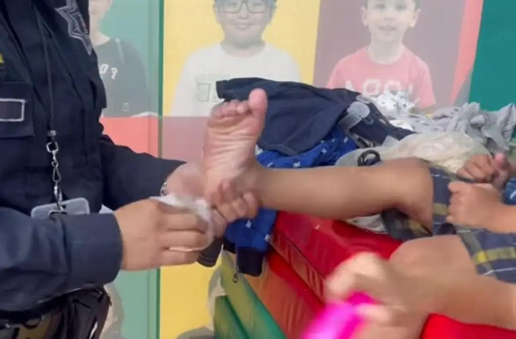 Imagen Rescatan a 6 niños abandonados al interior de vivienda