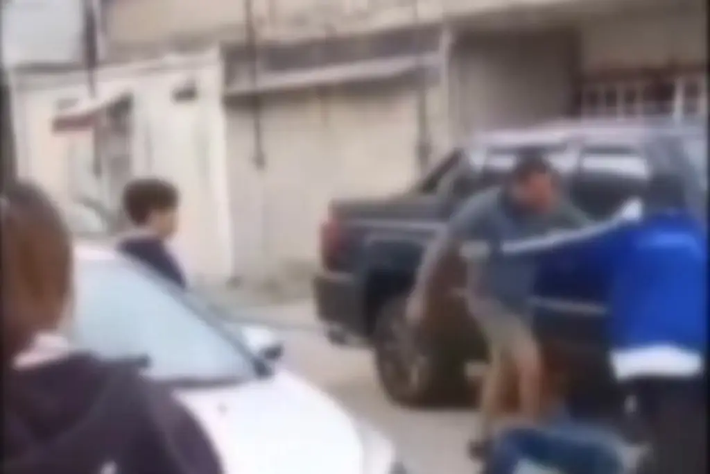 Imagen Captan pelea afuera de colegio privado entre alumnos y adultos (+Video)
