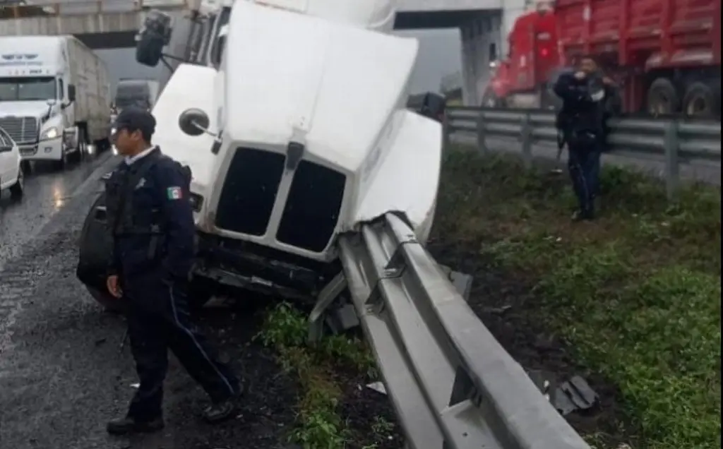 Imagen Tráiler choca contra barra divisoria en autopista de Veracruz; hay un herido 