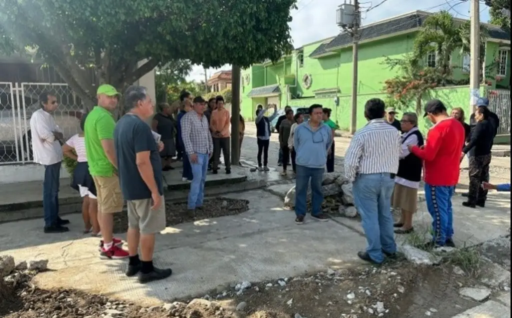 Imagen Vecinos acusan que reciben agua contaminada en Poza Rica, Veracruz 
