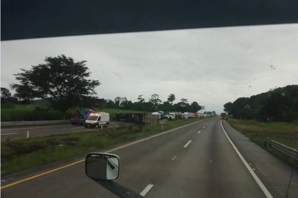 Imagen Cierre total en autopista Córdoba-Veracruz por volcadura de tracto camión