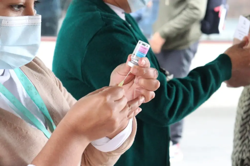 Imagen Cofepris otorga registro sanitario simultáneo a vacunas de Pfizer y Moderna contra COVID