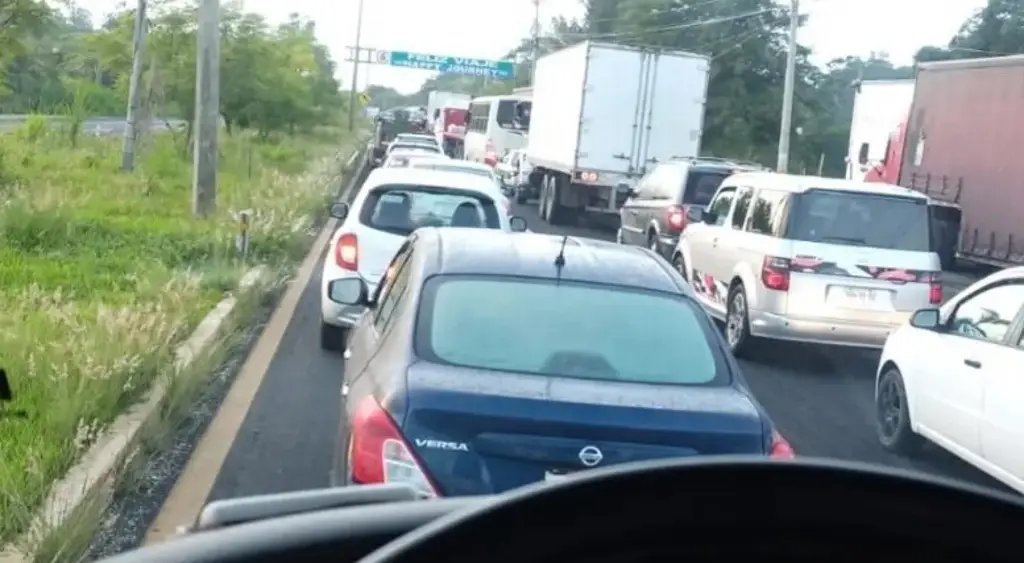 Imagen Reportan que se hacen filas de hasta 6 horas en carreteras del sur de Veracruz 