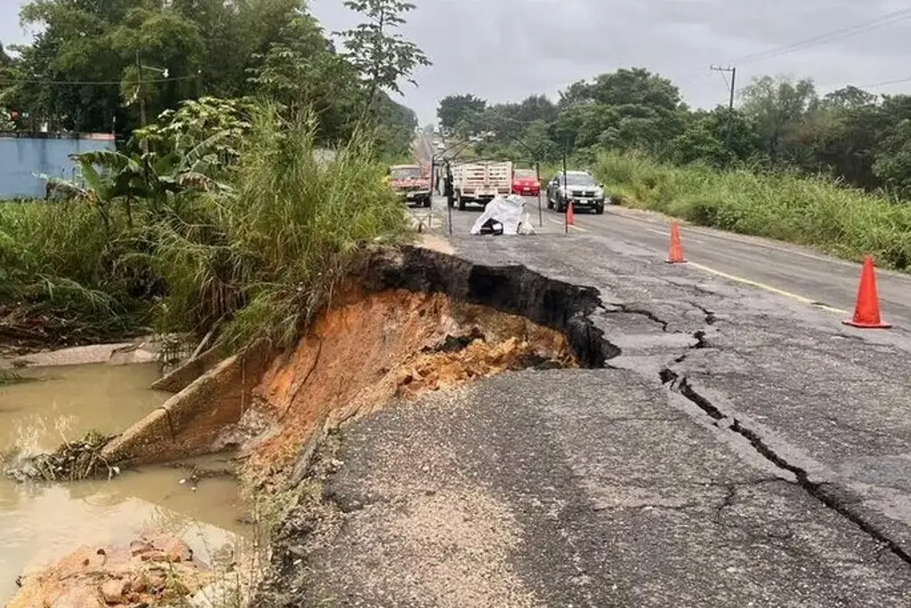 Imagen Enorme socavón se abre en carretera de Veracruz; esta sería la vía alterna