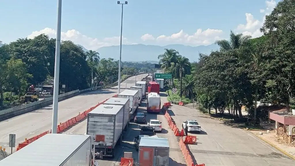 Imagen Reportan largas filas de vehículos de autos en esta autopista de Veracruz