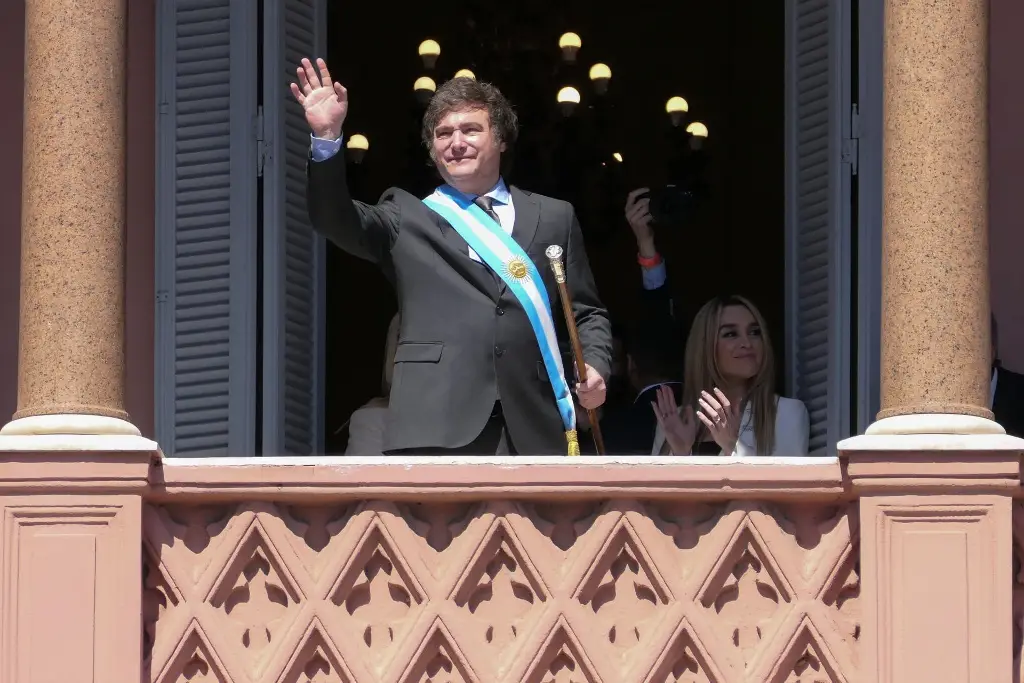 Imagen Javier Milei canta desde el balcón de la Casa Rosada (+Video)