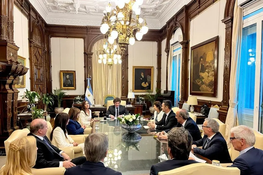 Imagen Milei realiza su primera reunión de gabinete tras asumir presidencia de Argentina