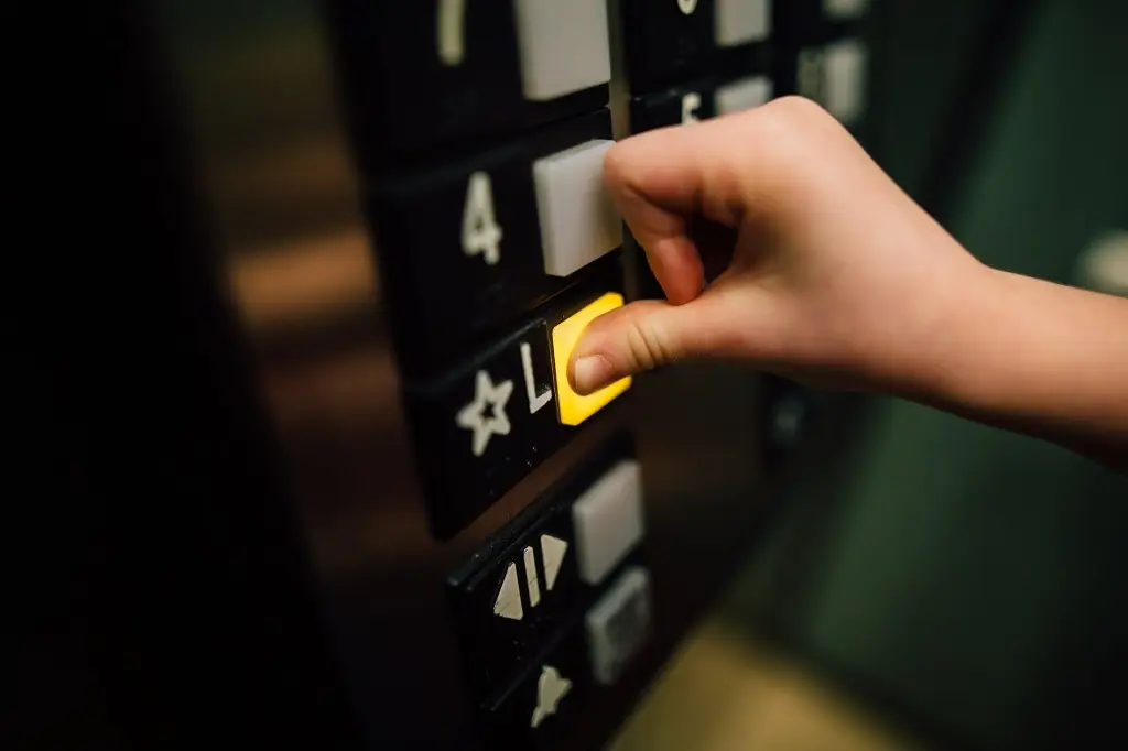 Imagen Mueren 5 personas por desplome de elevador
