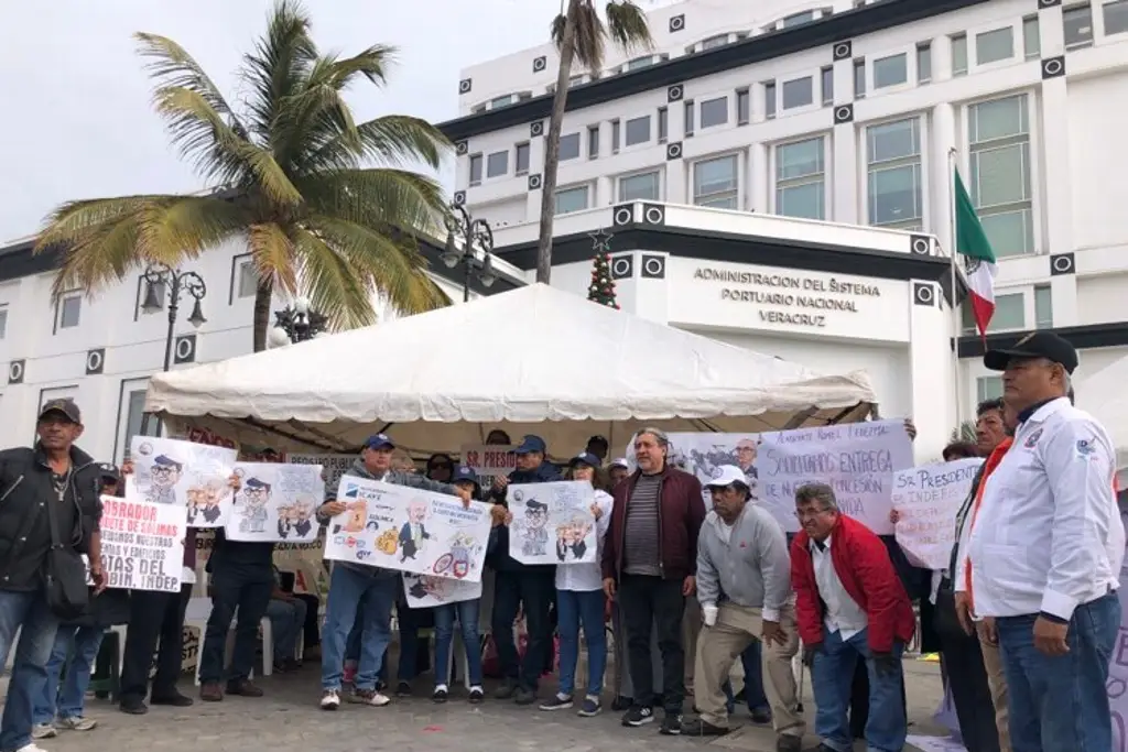 Imagen Extrabajadores portuarios  hacen plantón en Asipona Veracruz, exigen les devuelvan una concesión 