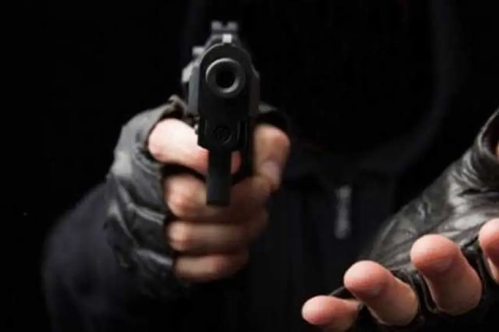Imagen Asaltan a trabajador cuando salía de un banco; le roban 100 mil pesos 