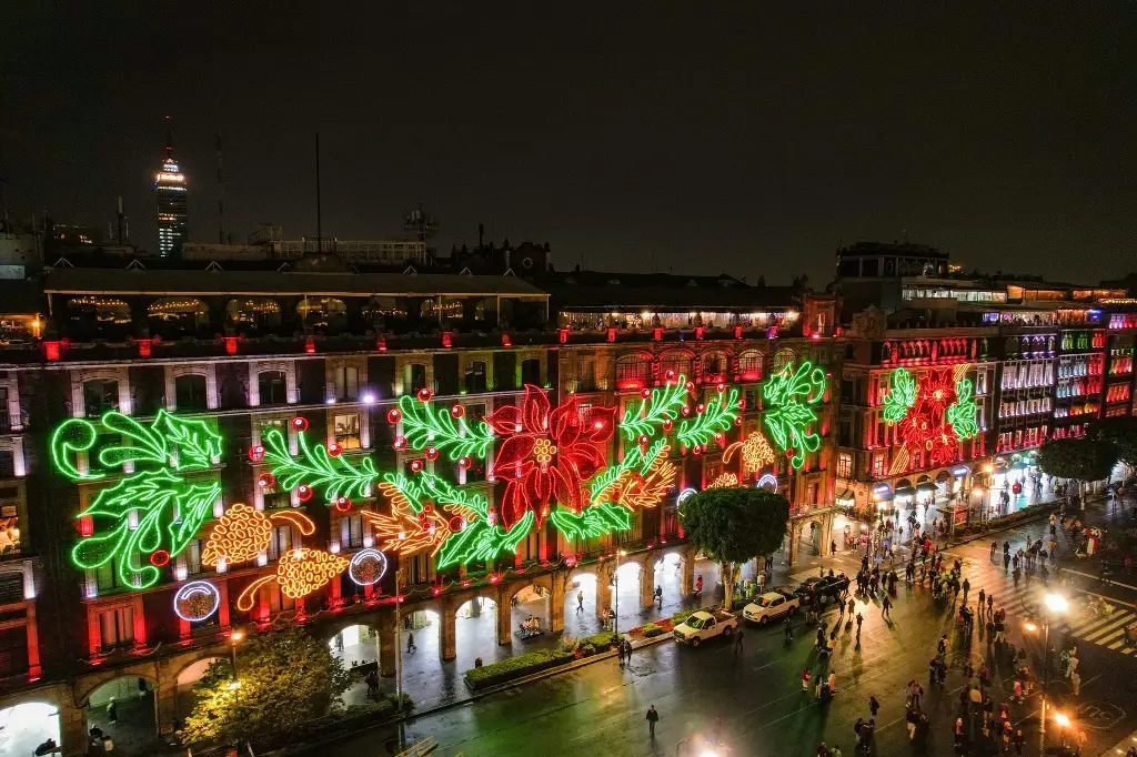Imagen El Zócalo y el centro histórico de la Ciudad de México se iluminan por la Navidad