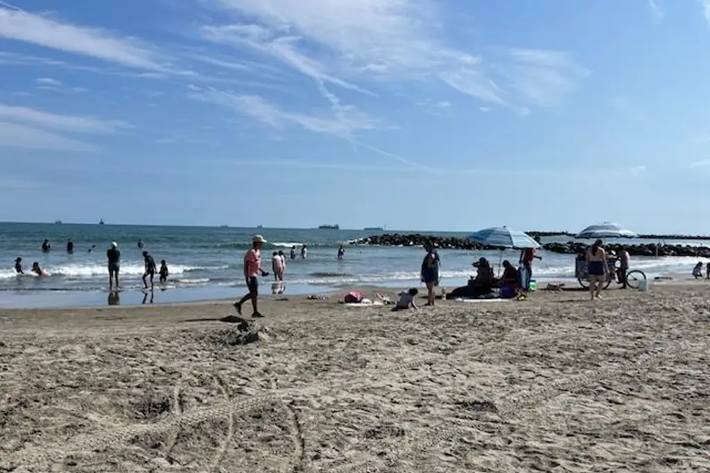Imagen Aprovechan que se asomó el sol para ir a las playas de Veracruz y Boca del Río 