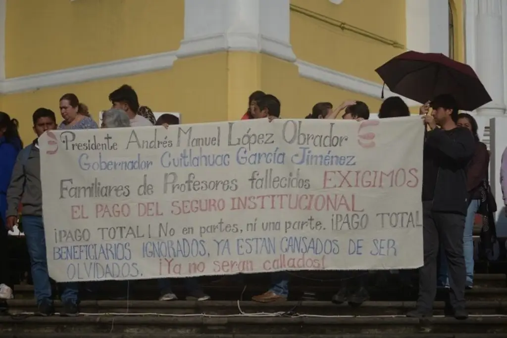 Imagen Siguen sin pagar el seguro institucional a maestros fallecidos, reclaman familias