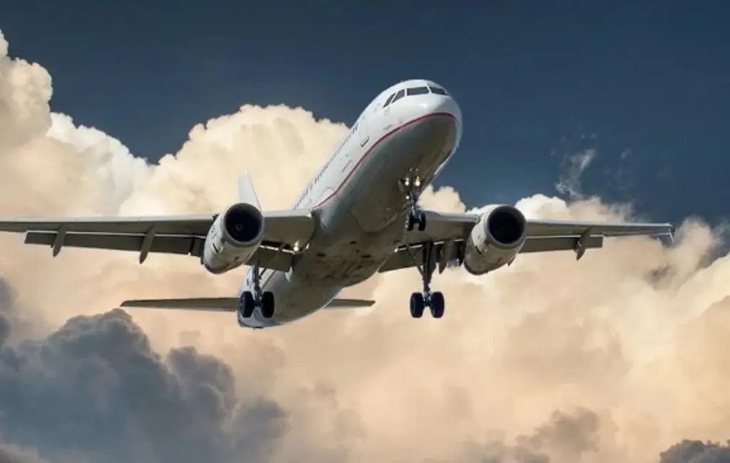 Imagen Cancelan cientos de vuelos por choque de aviones en Tokio, Japón 