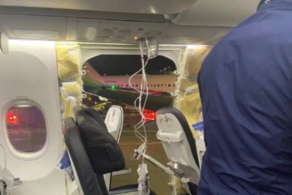 Imagen Avión de Alaska Airlines pierde una ventana en pleno vuelo; aerolínea inmovilizan sus Boeing 737-9