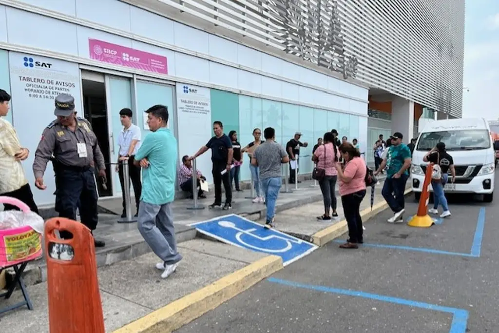 Imagen Veracruzanos forman largas filas en oficinas del SAT Veracruz-Boca del Río