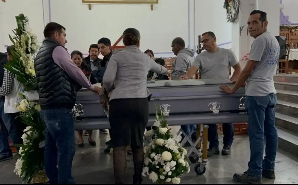 Imagen Dan último adiós a trabajadores de Bienestar de Papantla fallecidos en accidente en Guerrero 
