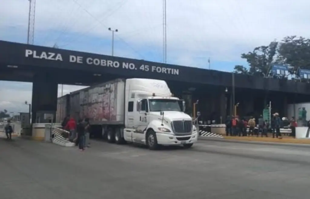 Imagen Retiro de la caseta de peaje de Fortín fue muy acertado, asegura AMLO