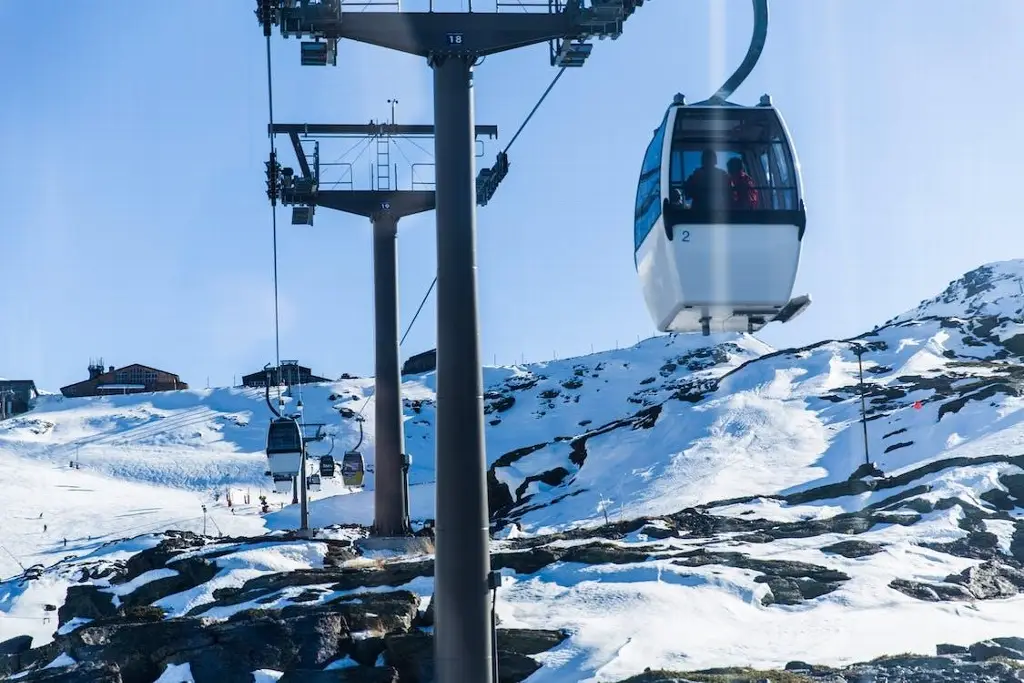 Imagen Teleférico cae desde 10 metros de altura con pasajeros a bordo 