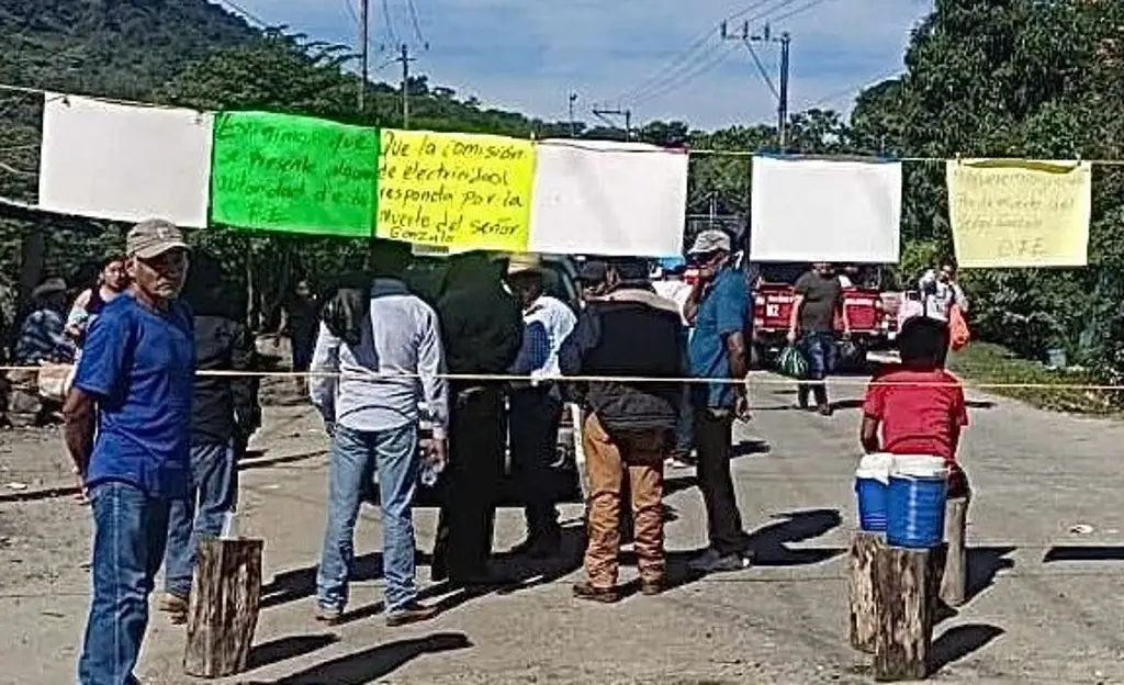 Imagen Habitantes bloquean carretera de Veracruz; esto exigen 