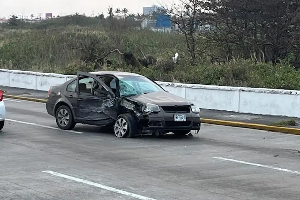 Imagen Destroza vehículo cuando iba por Fidel Velázquez, en Veracruz