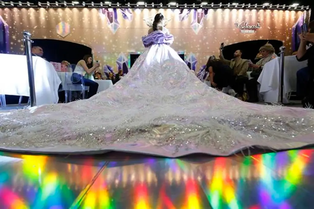 Imagen Diseñadores en México exhiben un vestido con 3 mil cristales de Swarovski