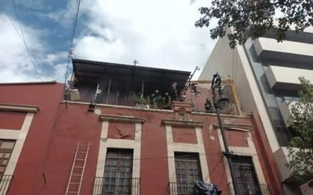 Imagen Controlan incendio en plaza del Centro Histórico de la CDMX