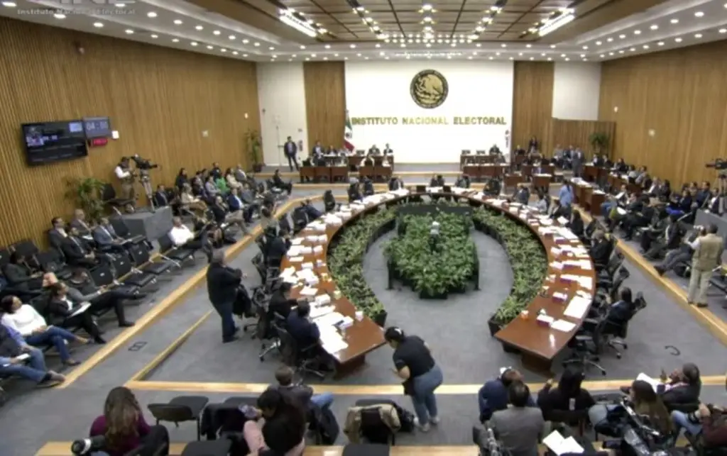 Imagen Desalojan edificio del INE en plena sesión extraordinaria por alerta de incendio