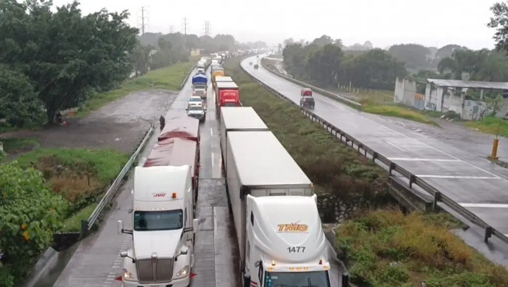 Imagen Lanzan bomba molotov a tráileres para asaltarlos en autopista Orizaba-Puebla 