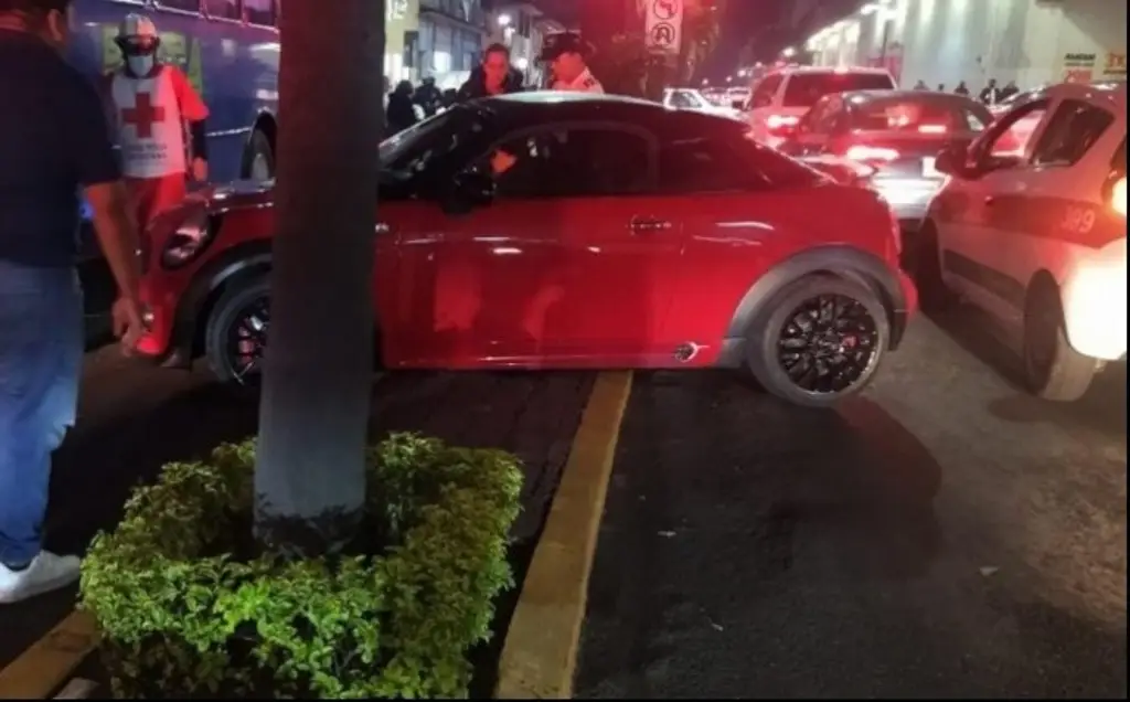 Conductor se pasa el semáforo en rojo y atropella a joven; lo reportan ...