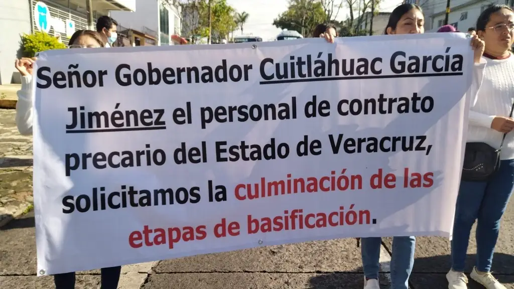 Imagen Protestan trabajadores del sector salud en demanda de basificación 