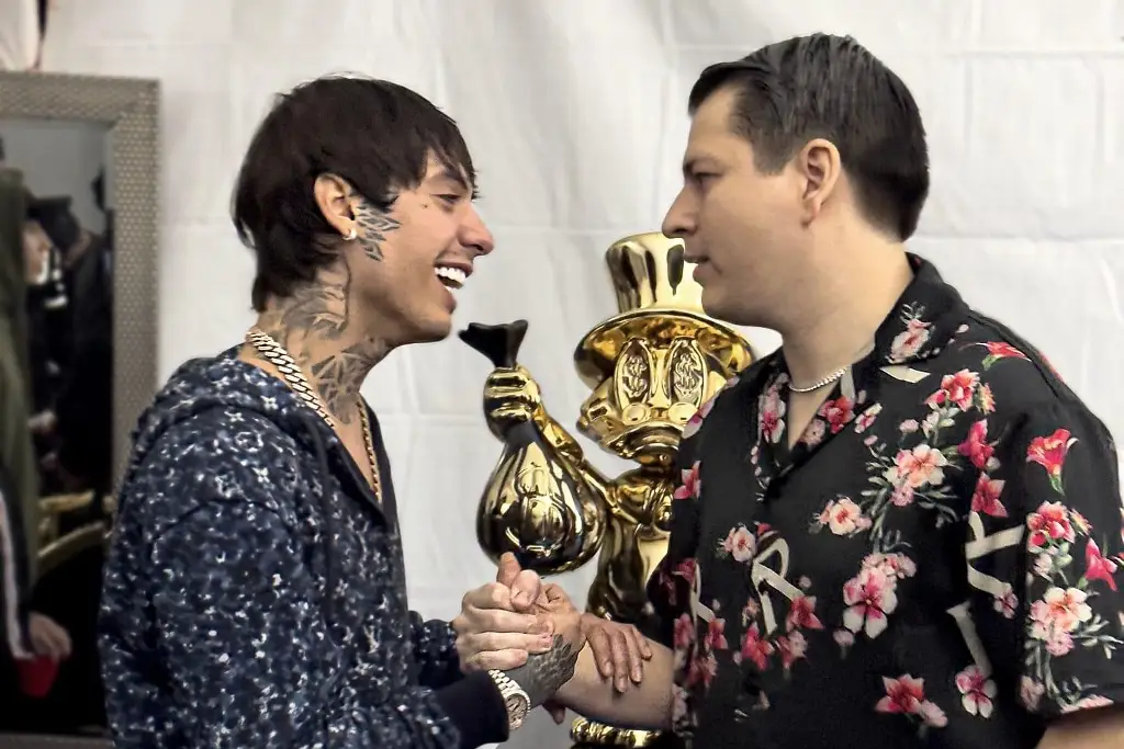 Imagen El escultor Fernando Sampieri se reúne con Natanael Cano en Veracruz 