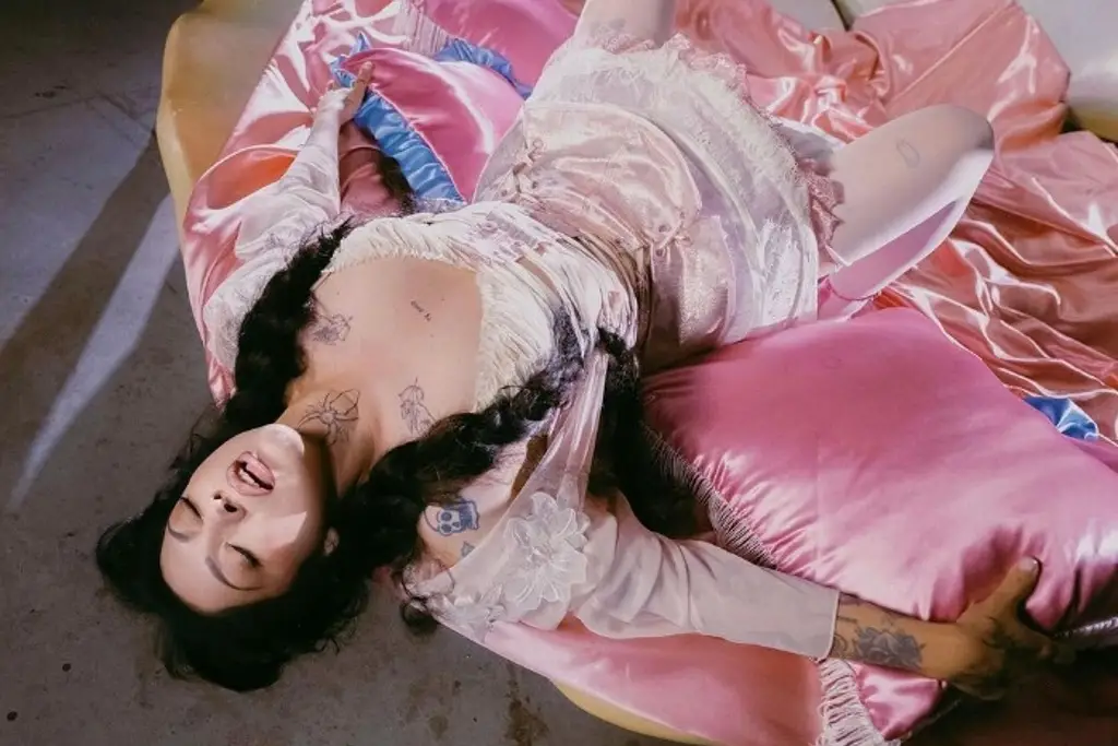 Imagen Tunden en redes a Mon Laferte por polémico video musical; la cantante responde
