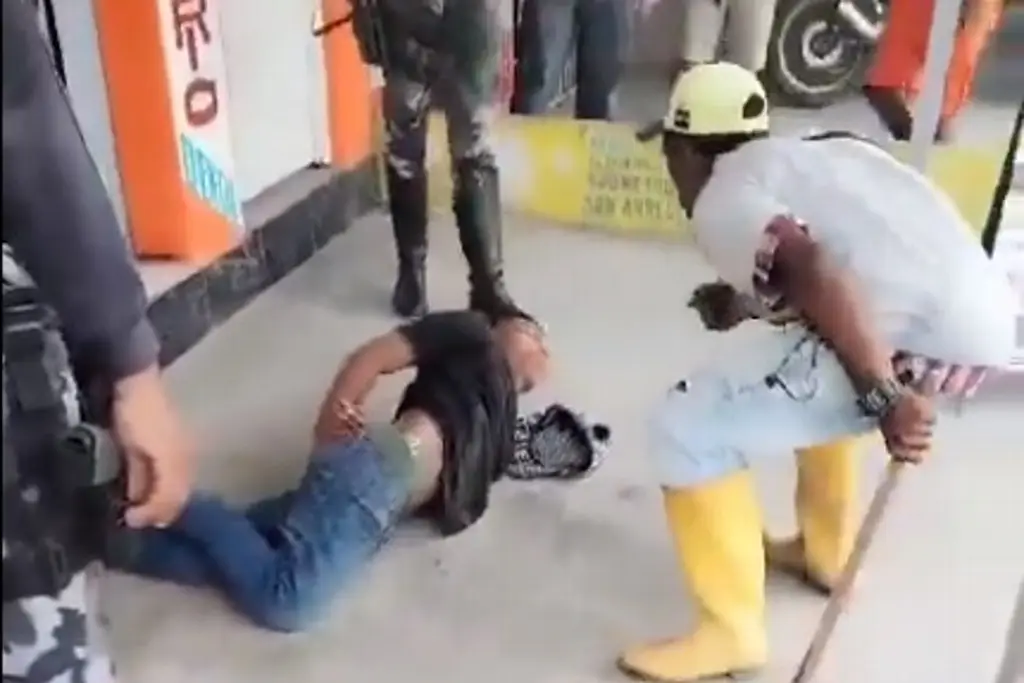 Imagen ‘Trabaja como hombre’: padre da paliza a su hijo por robar a anciana (+video)