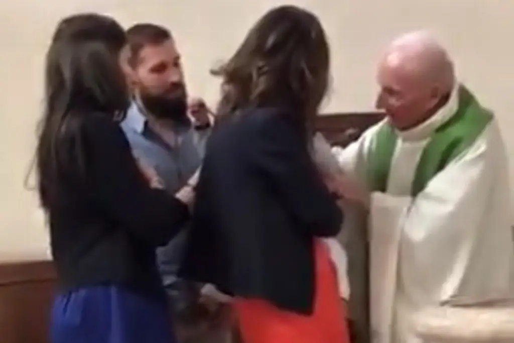 Imagen Sacerdote da cachetada a bebé durante bautizo; así reaccionó su papá (+video)