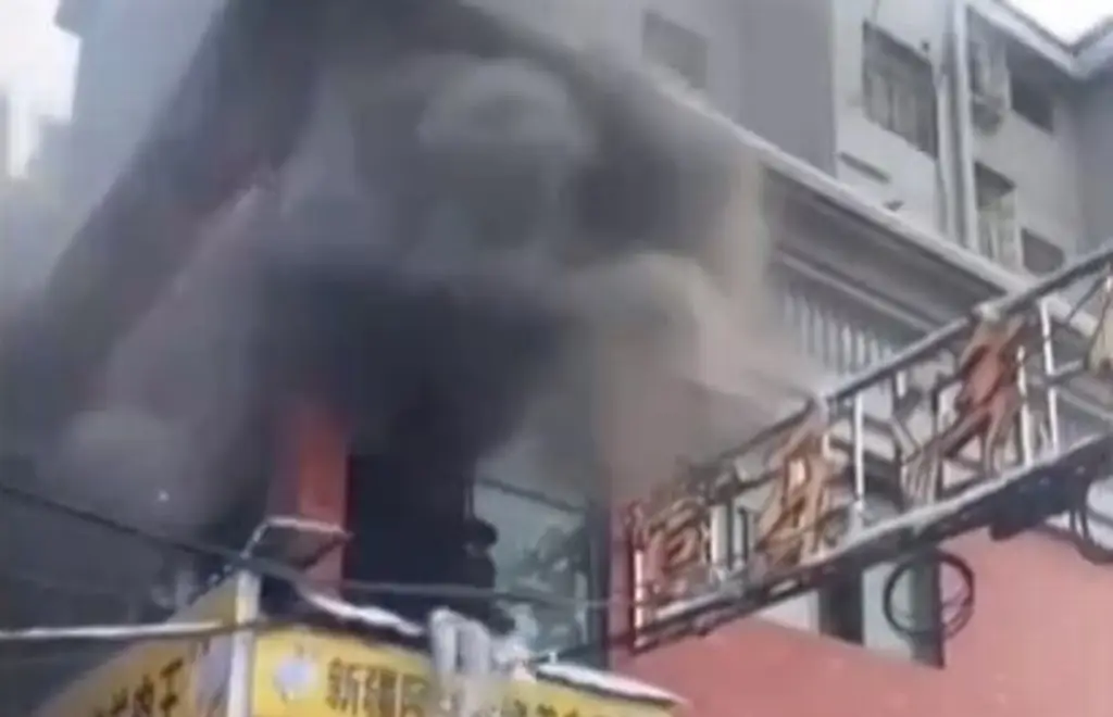 Imagen Saltan de edificio de departamentos en llamas (+Video) 