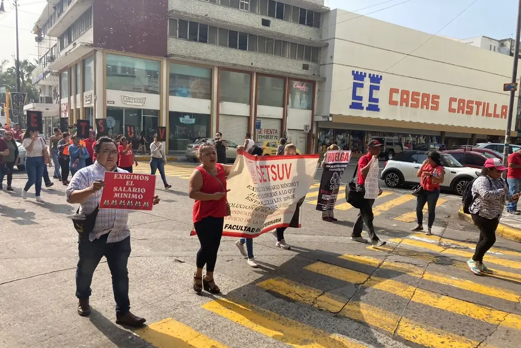 Imagen Se manifiestan trabajadores del SETSUV en Veracruz y piden aumento al salario